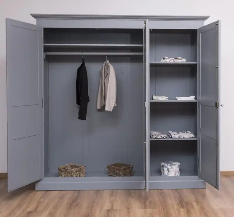 Neue Ware Massivholz Kleiderschrank - 212 cm breit - im Landhaus Stil