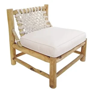 Schnäppchen Sessel aus Teakholz mit weißem Makramee-Design auf der Rückseite.
