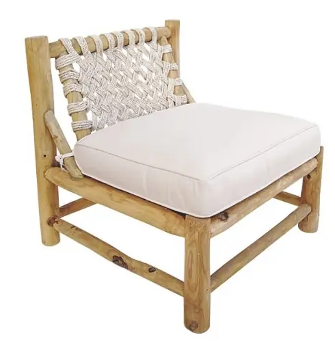 Schnäppchen Sessel aus Teakholz mit weißem Makramee-Design auf der Rückseite.