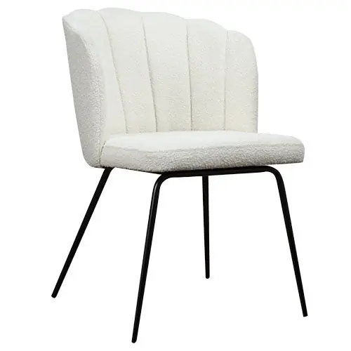 Bestseller Stuhl "Loa" aus creme Boucle Polster und Beine aus schwarzem Stahlgestell