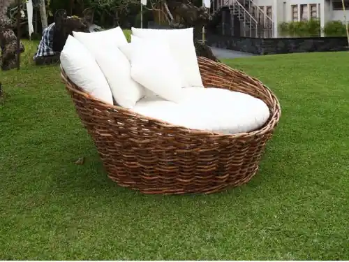 Billig Daybed "Rundes Sofa" handgefertigt aus Korbweide mit weißen Kissen