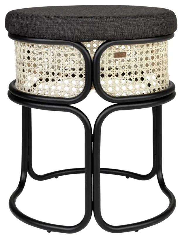Casa Padrino Designer Hocker Schwarz / Naturfarben Ø 40,5 x H. 49 cm - Runder gepolsterter Sitzhocker mit edlem Rattangeflecht und pulverbeschichtetem Stahlrahmen Jetzt Kaufen