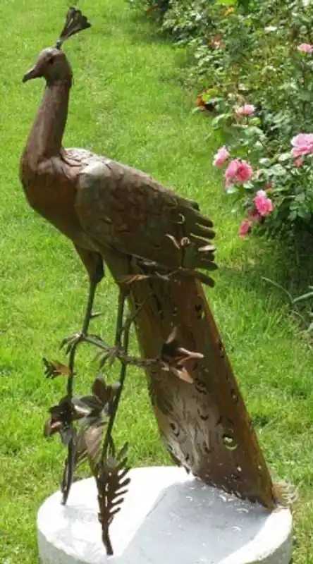 Casa Padrino Gartendeko Skulptur Pfau Rostfarben 50 x 75 x H. 118 cm - Elegante Gartendeko Figur - Wetterbeständige Gartenfigur Highlight