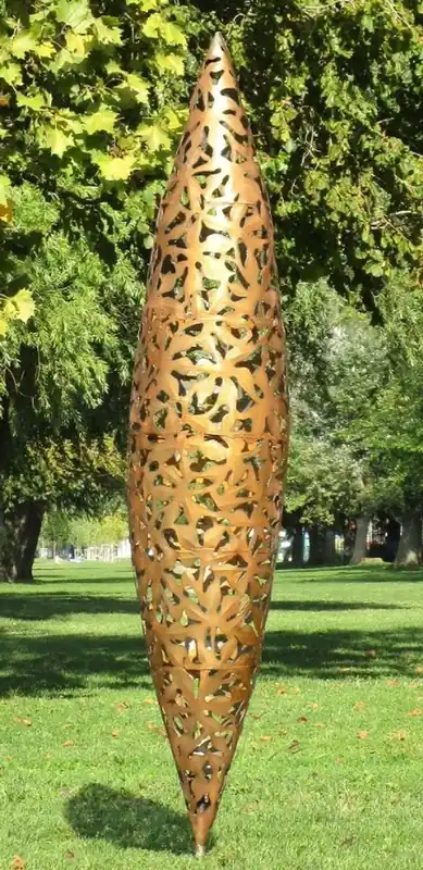 Rabatt Casa Padrino Designer Garten Skulptur Zapfen Kegel Rostfarben Ø 40 x H. 200 cm - Handgefertigte Gartenfigur - Luxus Garten Dekoration