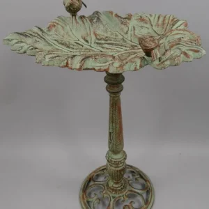 Letzte Chance Casa Padrino Jugendstil Vogeltränk mit 2 dekorativen Vögelchen Hellgrün / Rostfarben 40 x 34 x H. 61 cm - Garten Deko - Garten Accessoires