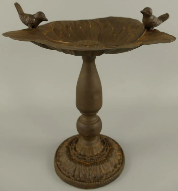 Zertifiziert Casa Padrino Jugendstil Vogeltränk mit 2 dekorativen Vögelchen Antik Braun 27 x 27 x H. 28 cm - Kleines Metall Vogelbad - Gartendeko