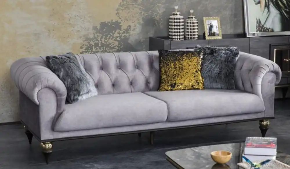 Casa Padrino Luxus Art Deco Chesterfield Wohnzimmer Sofa Hellgrau / Schwarz / Messingfarben 230 x 100 x H. 82 cm - Luxus Möbel Finale Aktion