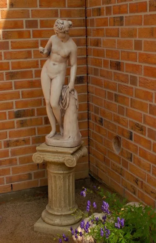 Casa Padrino Jugendstil Skulptur Venus mit Apfel Antik Stil Grau 27 x H 94 cm Antikstil - Barock Gartendeko - Schwer und Massiv Meistverkauft