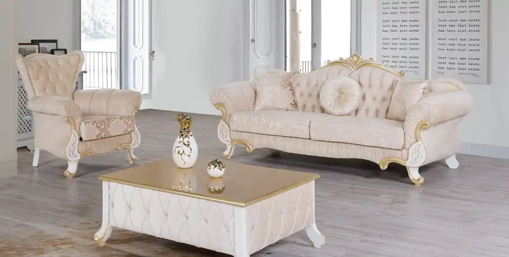 Casa Padrino Barock Wohnzimmer Set Beige / Weiß / Gold - 2 Sofas & 2 Sessel & 1 Couchtisch - Wohnzimmer Möbel im Barockstil - Edle Barock Möbel Preis Gesenkt