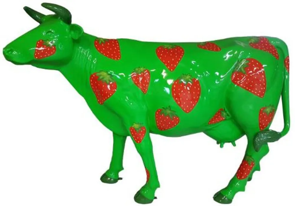 Günstig Casa Padrino Designer Gartendeko Skulptur Kuh mit Erdbeeren Design Grün / Rot 210 x 55 x H. 147 cm - Riesige wetterbeständige Dekofigur - Lebensgroße Tierfigur