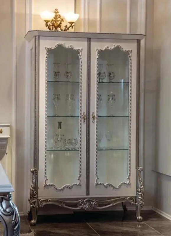 Direktkauf Casa Padrino Luxus Barock Vitrine Weiß / Silber 125 x 55 x H. 195 cm - Edler Massivholz Vitrinenschrank mit 2 Glastüren und 3 Glasregalen - Möbel im Barockstil