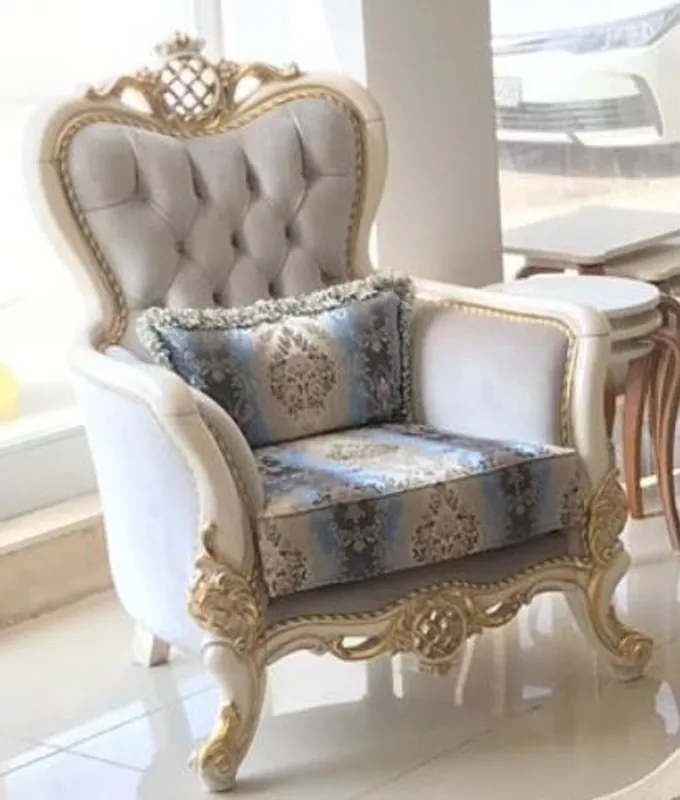 Casa Padrino Luxus Barock Sessel Grau / Blau / Weiß / Gold 93 x 73 x H. 120 cm - Prunkvoller Massivholz Wohnzimmer Sessel mit elegantem Muster und dekorativem Kissen - Barock Wohnzimmer Möbel Günstig