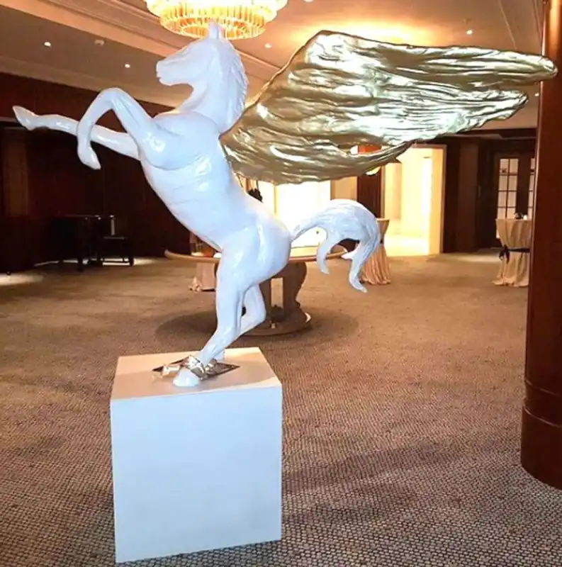 Preisreduziert Casa Padrino Luxus Dekofigur Pegasus Pferd Weiß / Gold 192 x H. 200 cm - Wetterbeständige Gartendeko Skulptur - Hotel & Restaurant Deko