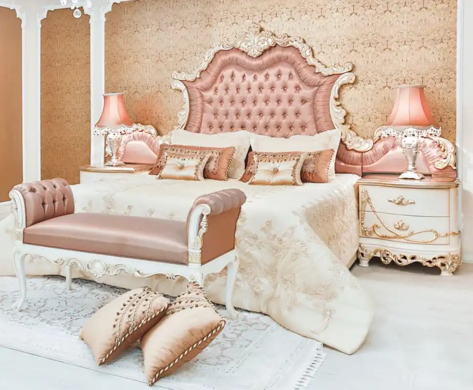 Casa Padrino Luxus Barock Schlafzimmer Set Rosa / Weiß / Creme / Kupferfarben - 1 Doppelbett mit Kopfteil & 2 Nachttische & 1 Sitzbank - Barock Schlafzimmer Möbel - Edel & Prunkvoll Top-Angebot