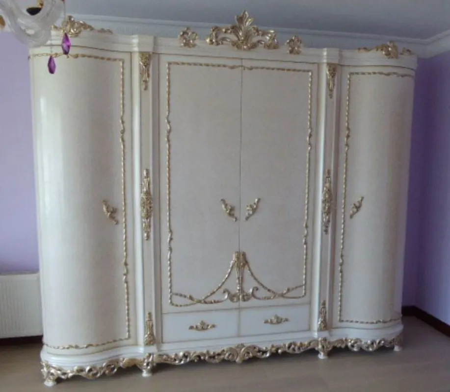Preisknaller Casa Padrino Luxus Barock Schlafzimmerschrank Weiß / Creme / Silber / Kupfer 320 x 70 x H. 250 cm - Edler Massivholz Kleiderschrank - Schlafzimmer Möbel im Barockstil - Luxus Qualität