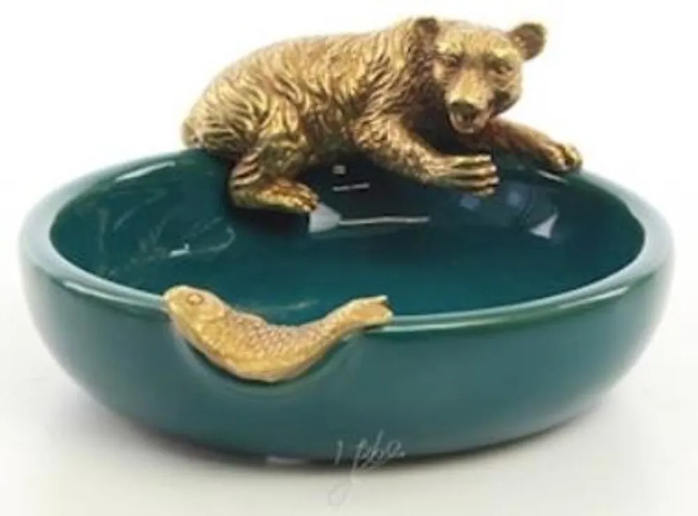Kracherpreis Casa Padrino Designer Porzellan Aschenbecher mit Bronzefiguren Bär & Fisch Grün / Gold 13 x 11,6 x H. 5,7 cm - Deko Accessoires