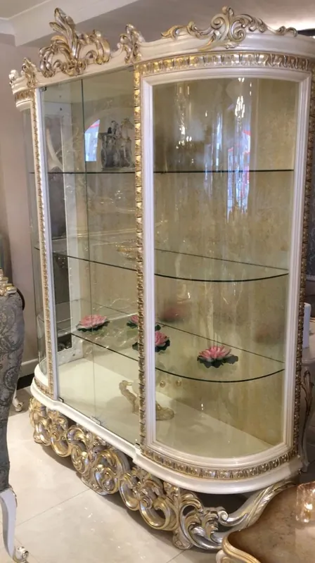 Letzte Chance Casa Padrino Luxus Barock Vitrine Weiß / Silber / Gold 170 x 50 x H. 215 cm - Prunkvoller Vitrinenschrank mit 2 Glastüren und 3 Glasregalen - Barock Möbel