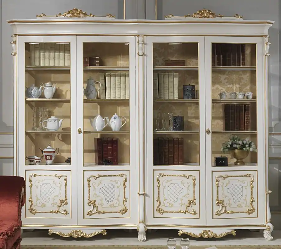 Casa Padrino Luxus Barock Vitrine Weiß / Creme / Beige / Gold 276 x 60 x H. 230 cm - Edler Massivholz Vitrinenschrank mit 4 Türen - Barock Wohnzimmer Möbel - Luxus Qualität Markenware