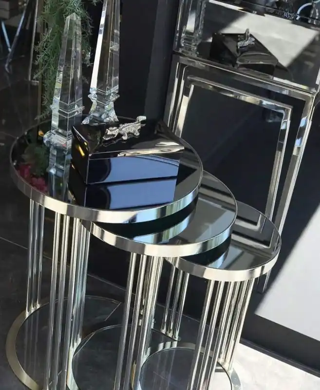Casa Padrino Luxus Beistelltisch Set Silber - 3 runde Metall Tische mit Glasplatte - Wohnzimmer Möbel - Luxus Möbel Schnäppchen