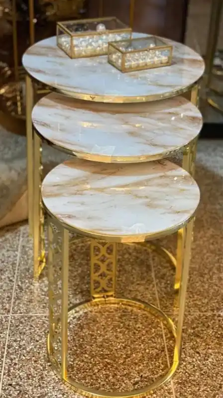 Casa Padrino Luxus Beistelltisch Set Gold / Weiß-Beige - 3 runde Metall Tische mit Marmorplatte - Luxus Wohnzimmer Möbel Highlight
