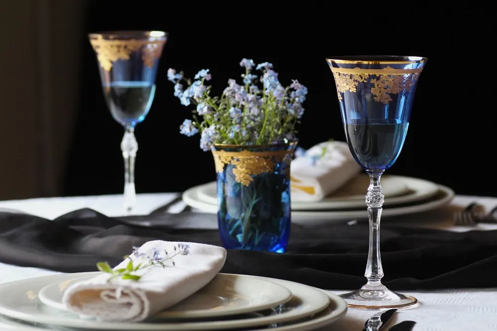 Casa Padrino Luxus Barock Weinglas 6er Set Hellblau / Gold Ø 9 x H. 21,5 cm - Handgefertigte gravierte und handbemalte Weingläser - Hotel & Restaurant Accessoires - Luxus Qualität Direktkauf