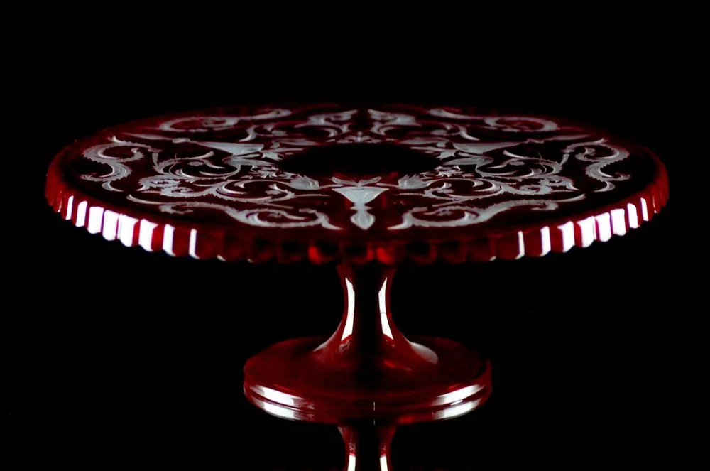 Ausverkauf Casa Padrino Luxus Kuchenteller Rot / Silber Ø 32 x H. 12 cm - Handgefertigte und handgravierte Glas Kuchenplatte - Hotel & Restaurant Accessoires - Luxus Qualität