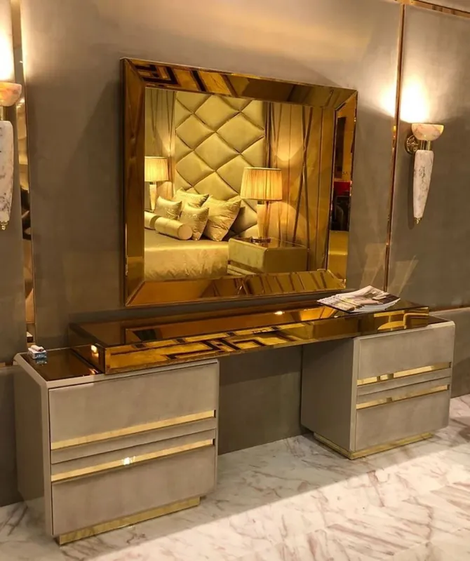 Casa Padrino Luxus Schlafzimmer Möbel Set Taupe / Gold - Edler Schminktisch mit Wandspiegel - Hotel Möbel - Luxus Qualität - Made in Italy Direktkauf