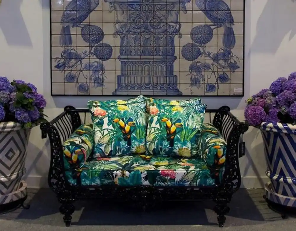 Casa Padrino Luxus Barock Sofa Schwarz / Mehrfarbig 137 x 87 x H. 77 cm - Handgeschmiedetes Schmiedeeisen Sofa mit Kissen - Wohnzimmer Sofa - Garten Sofa - Terrassen Sofa - Barock Möbel Abverkauf