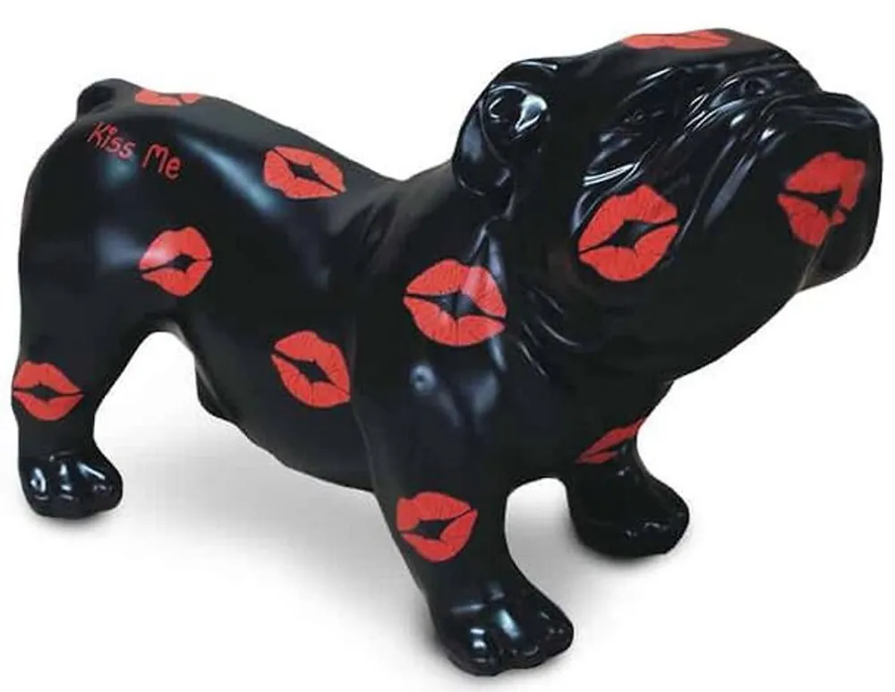 Casa Padrino Designer Dekofigur Hund Bulldogge Schwarz / Rot 57 x 25 x H. 35 cm - Wetterbeständige Deko Skulptur - Wohnzimmer Deko - Garten Deko - Designer Deko Tierfigur Markenprodukt