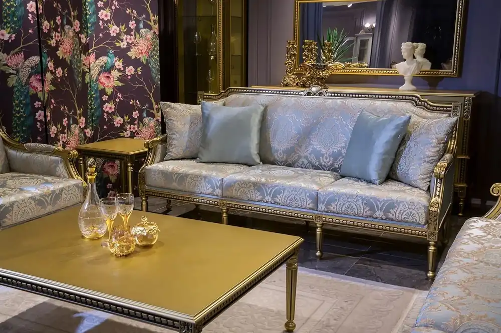 Casa Padrino Luxus Barock Sofa Hellblau / Gold 206 x 72 x H. 103 cm - Wohnzimmer Sofa mit elegantem Muster und dekorativen Kissen - Barock Wohnzimmer Möbel Sonderaktion