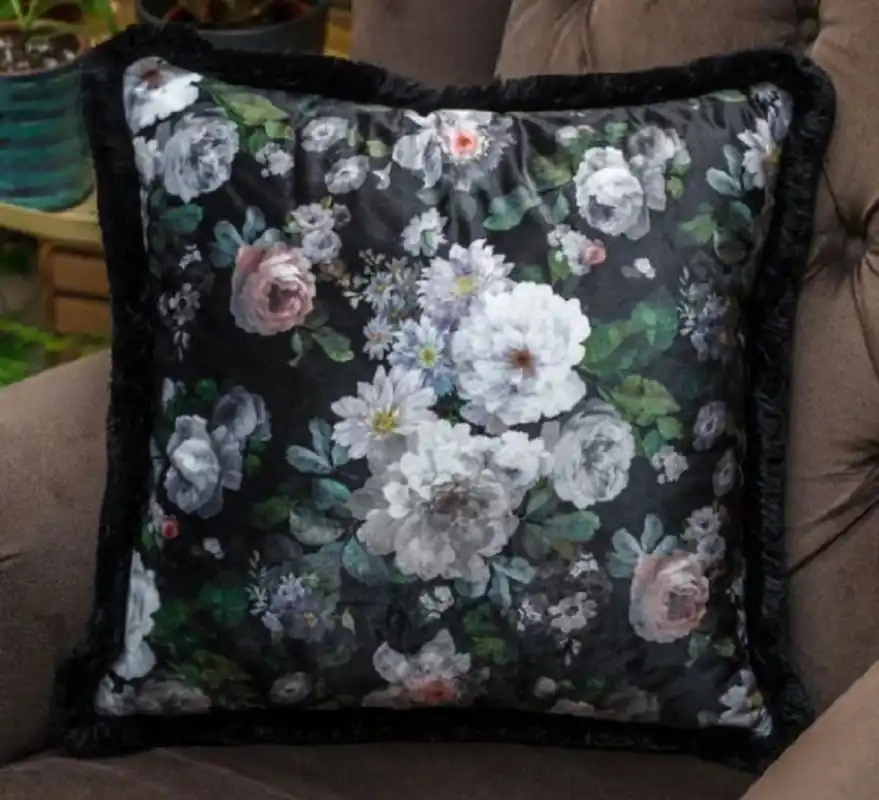 Markenware Casa Padrino Luxus Deko Kissen Blumen Design Schwarz / Mehrfarbig 45 x 45 cm - Bedrucktes Samt Kissen mit Fransen - Deko Accessoires