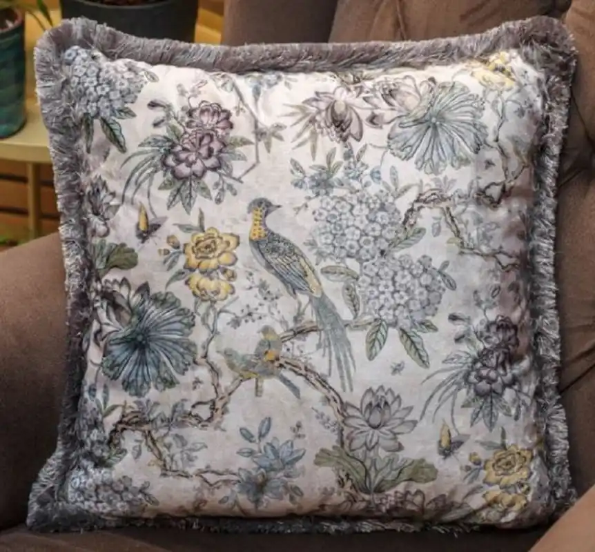Casa Padrino Luxus Deko Kissen Blumen & Vögel Hellbeige / Mehrfarbig 45 x 45 cm - Bedrucktes Samt Kissen mit Fransen - Luxus Kollektion Must-Have