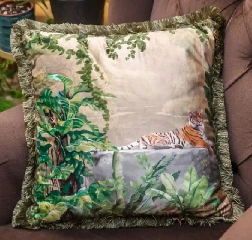 Casa Padrino Luxus Deko Kissen Dschungel & Tiger Mehrfarbig / Grün 45 x 45 cm - Bedrucktes Samt Kissen mit Fransen - Edles Zierkissen - Luxus Kollektion Top-Angebot
