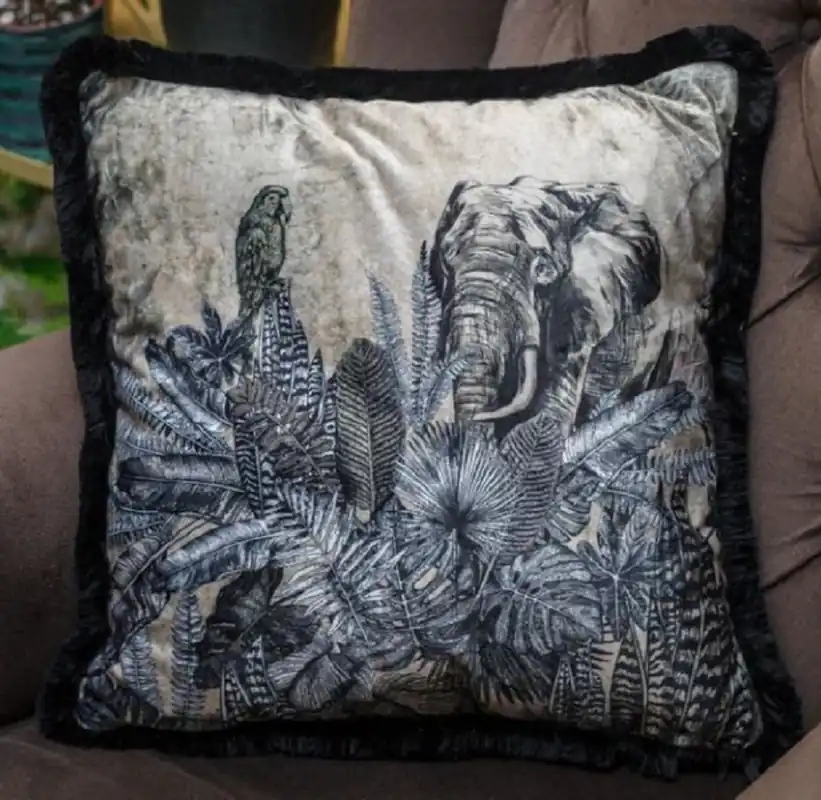 Casa Padrino Luxus Deko Kissen Afrika Beige / Schwarz / Weiß 45 x 45 cm - Bedrucktes Samt Kissen mit Fransen - Edles Zierkissen - Luxus Kollektion Markenware