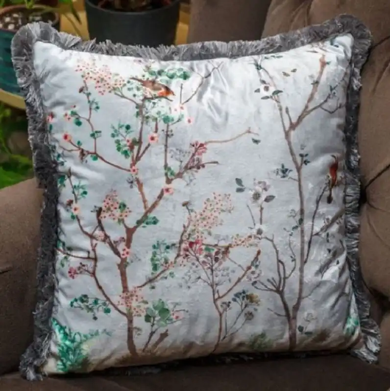 Rabatt Casa Padrino Luxus Deko Kissen Pflanzen & Vögel Grau / Mehrfarbig 45 x 45 cm - Bedrucktes Samt Kissen mit Fransen - Luxus Qualität