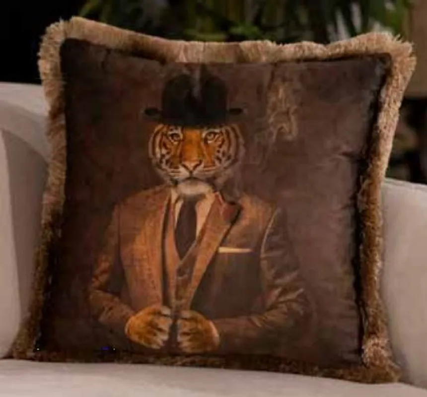 Casa Padrino Luxus Deko Kissen Gentleman Tiger Braun / Mehrfarbig 45 x 45 cm - Bedrucktes Samt Kissen mit Fransen - Luxus Qualität Angebot
