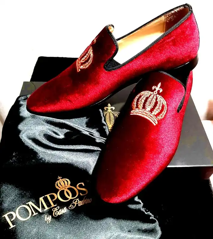 Preisreduziert Pompöös by Casa Padrino Luxus Samt Slipper Krone Bordeauxrot / Gold - Verschiedene Schuhgrößen - designed by Harald Glööckler