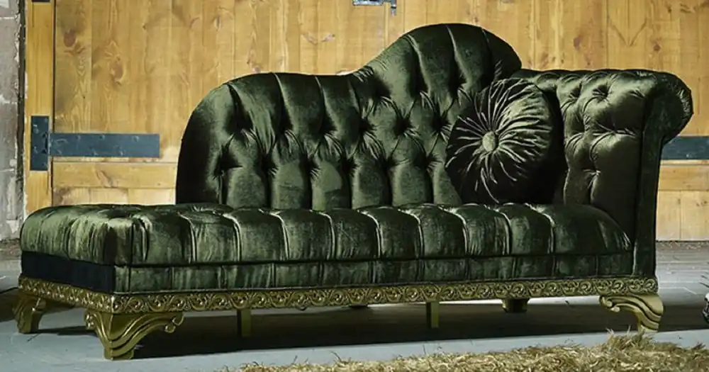 Casa Padrino Luxus Barock Chaiselongue Grün - Handgefertigte Massivholz Recamiere mit edlem Samtstoff und dekorativem Kissen - Barock Möbel - Edel & Prunkvoll Beliebt