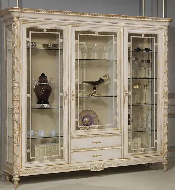 Sonderaktion Casa Padrino Luxus Barock Vitrine Weiß / Gold - Edler Massivholz Vitrinenschrank mit 3 Glastüren und 2 Schubladen - Hotel Möbel - Schloss Möbel - Luxus Qualität - Made in Italy