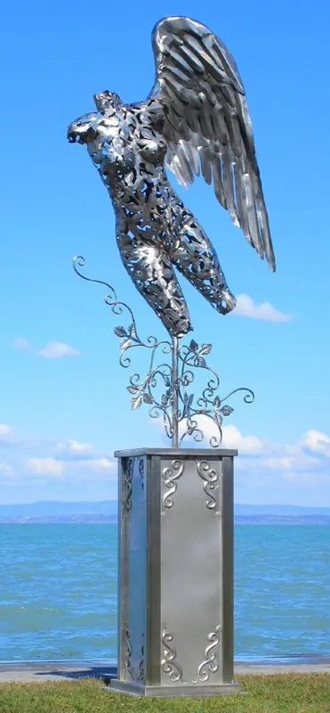 Jetzt Bestellen Casa Padrino Luxus Gartendeko Skulptur Engel auf Säule Silber 53 x 98 x H. 300 cm - Große Edelstahl Deko Figur - Gartenfigur - Hotel Garten Deko