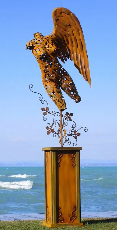 Casa Padrino Luxus Gartendeko Skulptur Engel auf Säule Rostfarben 53 x 98 x H. 300 cm - Große Stahl Deko Figur - Gartenfigur - Hotel Garten Deko Letzte Chance