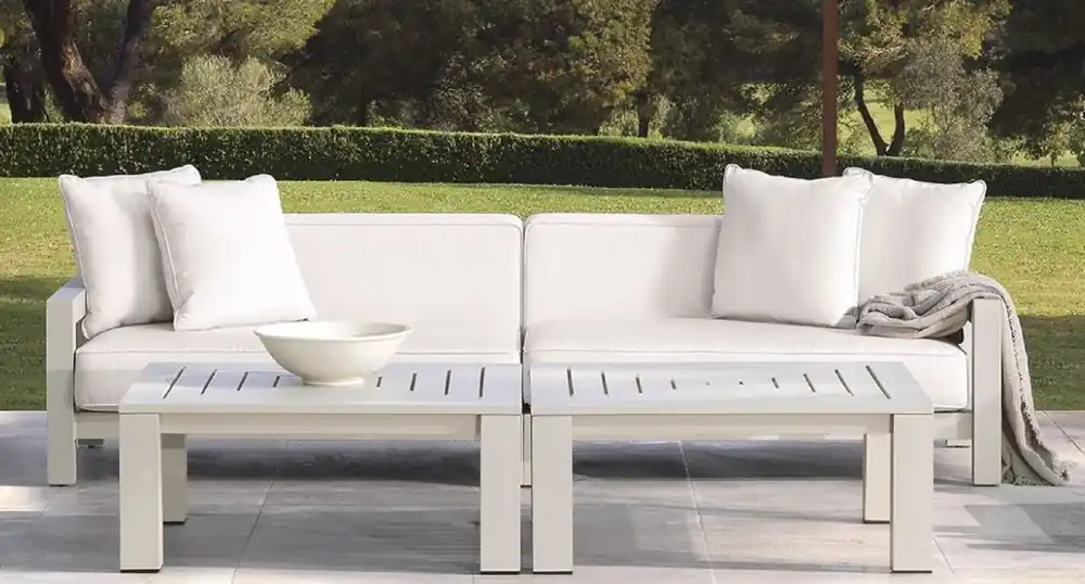 Super-Preis Casa Padrino Luxus Gartensofa Weiß / Sandfarben 273,5 x 100 x H. 72 cm - Wetterbeständiges Garten Terrassen Sofa mit Kissen - Hotel Möbel - Luxus Qualität