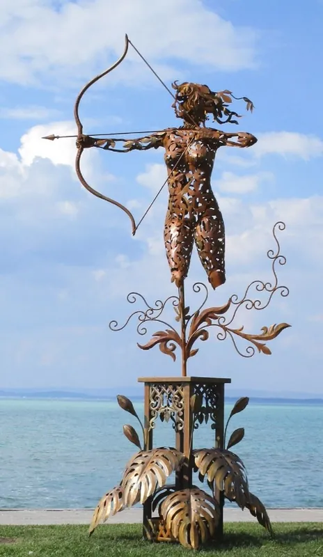 Casa Padrino Luxus Stahl Garten Skulptur Frau mit Bogen Rostfarben 160 x 100 x H. 328 cm - Handgefertigte Garten Deko Figur - Luxus Garten Dekoration Begrenztes Angebot