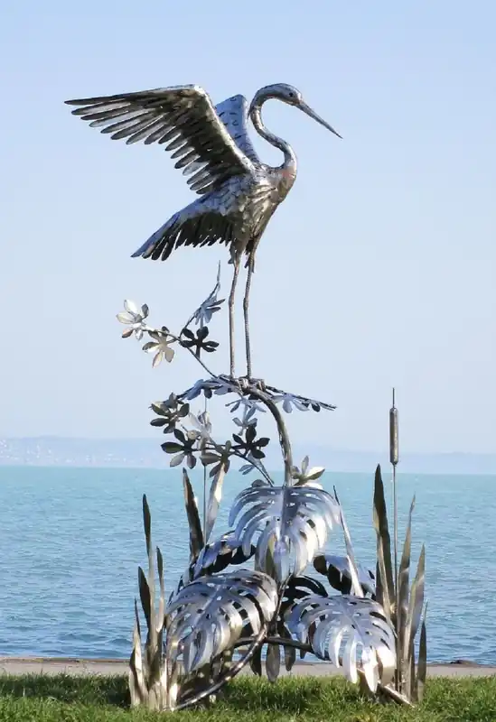 Heißes Angebot Casa Padrino Luxus Edelstahl Garten Skulptur Reiher auf Ast Silber 103 x 108 x H. 218 cm - Handgefertigte Garten Deko Figur - Luxus Garten Dekoration