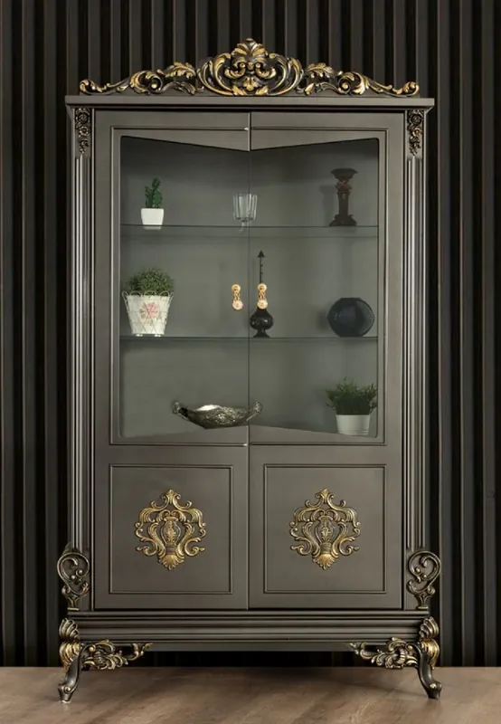 Direktkauf Casa Padrino Luxus Barock Wohnzimmer Vitrine Grau / Gold 130 x 55 x H. 210 cm - Prunkvoller Barock Vitrinenschrank mit 2 Glastüren - Edle Barock Möbel