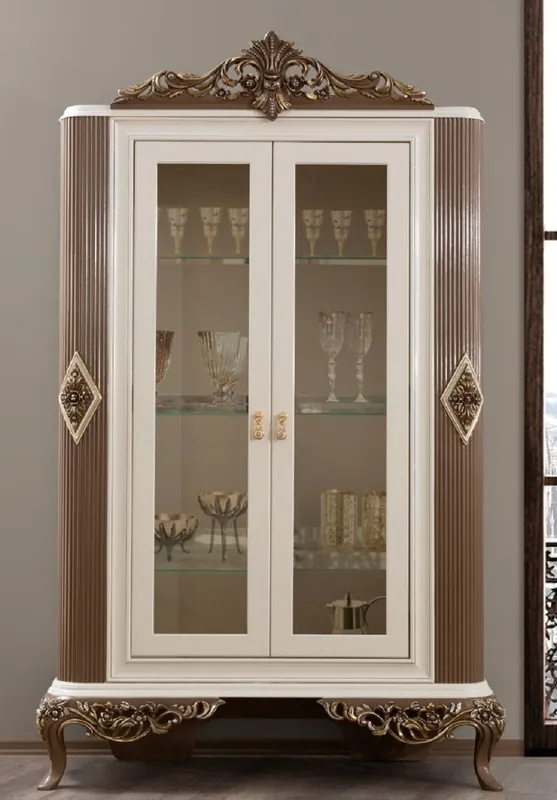 Casa Padrino Luxus Barock Wohnzimmer Vitrine Weiß / Braun / Gold 130 x 50 x H. 220 cm - Prunkvoller Barock Vitrinenschrank mit 2 Glastüren - Edle Barock Möbel Neue Kollektion