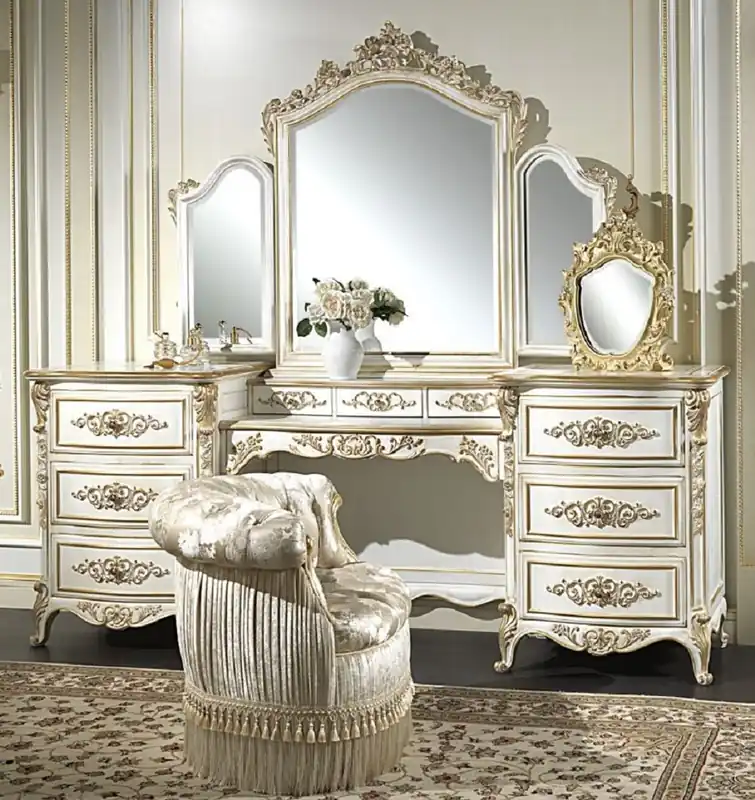 Casa Padrino Luxus Barock Schlafzimmer Set Weiß / Gold - 1 Schminkkommode & 1 Spiegel & 1 Sessel - Prunkvolle Schlafzimmer Möbel - Hotel Möbel - Schloss Möbel - Luxus Qualität - Made in Italy Neuheit