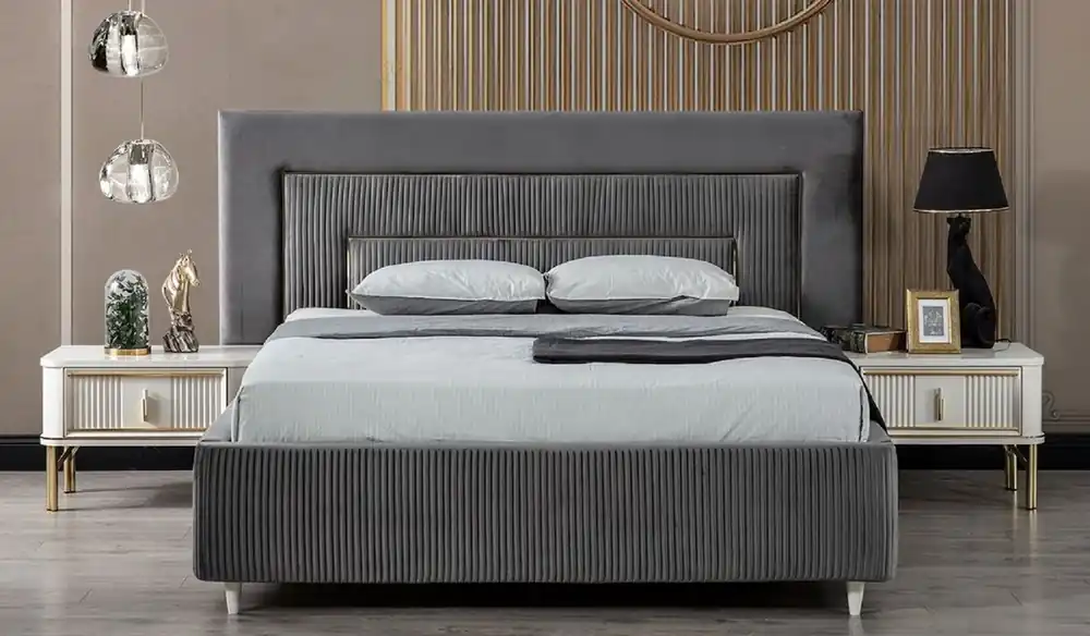 Casa Padrino Luxus Schlafzimmer Set Grau / Weiß / Gold - 1 Doppelbett mit Kopfteil & 2 Nachttische - Schlafzimmer Möbel - Luxus Kollektion Knallerangebot