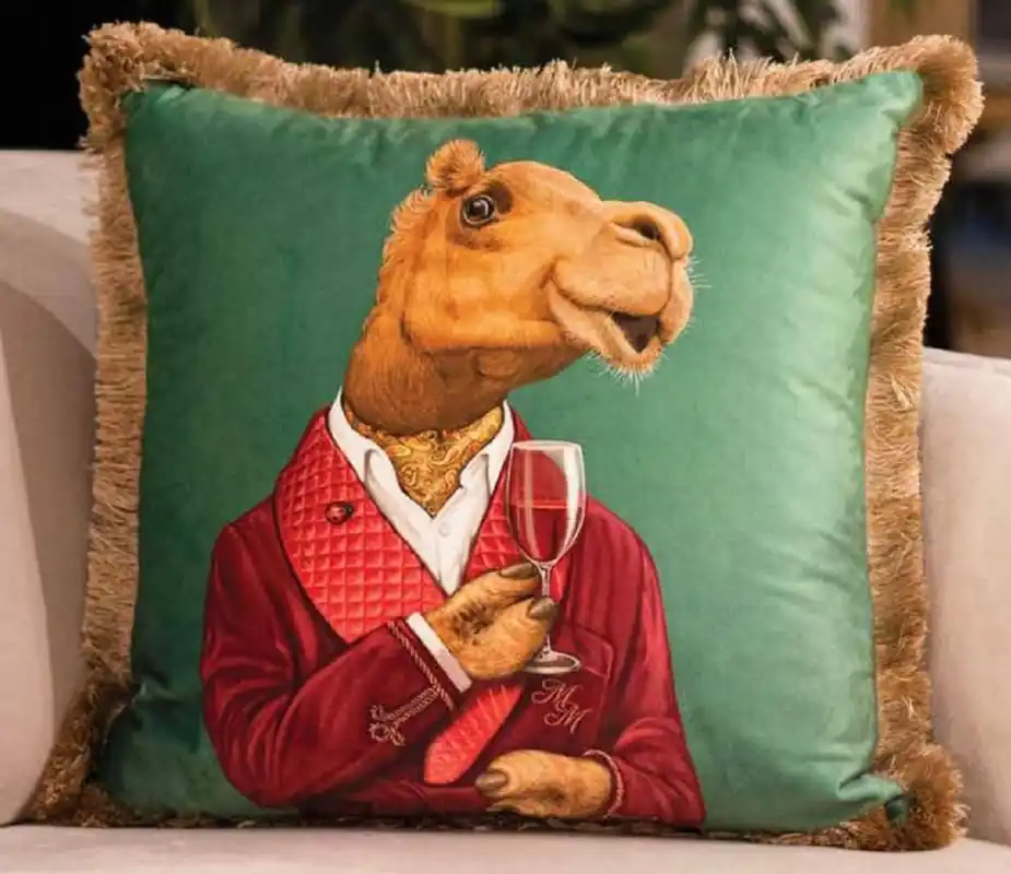 Casa Padrino Luxus Deko Kissen Gentleman Kamel Grün / Mehrfarbig / Braun 45 x 45 cm - Bedrucktes Samt Kissen mit Fransen - Luxus Qualität Markenware