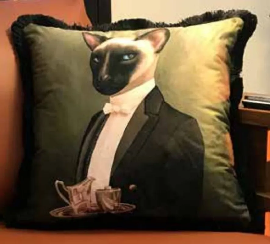 Casa Padrino Luxus Deko Kissen Hausdiener Katze Grün / Mehrfarbig 45 x 45 cm - Bedrucktes Samt Kissen mit Fransen - Luxus Qualität Sonderangebot